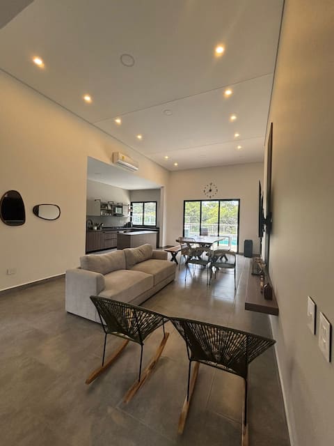 Top Airbnb: BosqueVivo - Luxury cabin with pool in Doradal in Puerto Triunfo