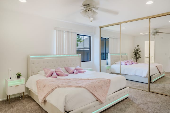 Ფართო მთავარი საძინებელი დიდი საწოლით, ავტომატური დიფუზორით, LED განათებით, ბუმბულის საბნითა და TEMPUR-Pedic ® გაგრილების ბალიშებით ხუთვარსკვლავიანი ძილისთვის. 