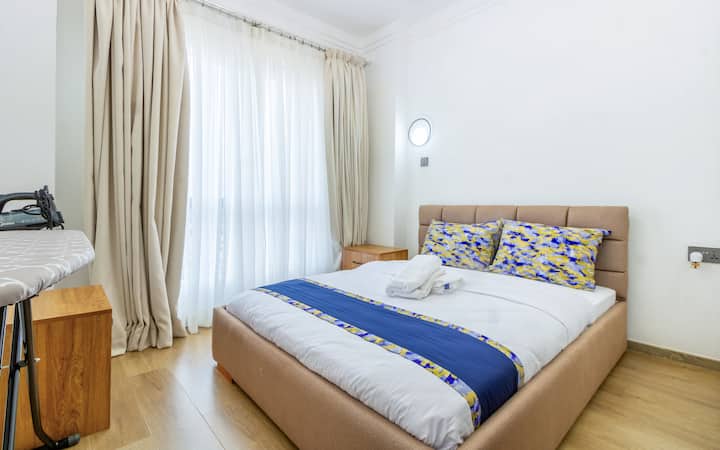 Udobna spavaća soba s bračnim krevetom (152 cm x 170 cm), vrhunskim madracem, mekom posteljinom i zavjesama koje zamračuju prostoriju za miran san. Uključuje ormar, ladice pored kreveta i glačalo na paru kako bi vam boravak bio što ugodniji.