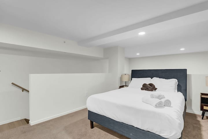 Détendez-vous dans la chambre confortable avec un lit moelleux, des draps doux et un grand espace de rangement. Conçu comme une retraite relaxante, c'est l'endroit idéal pour se ressourcer et se réveiller frais pour une autre journée d'aventures.