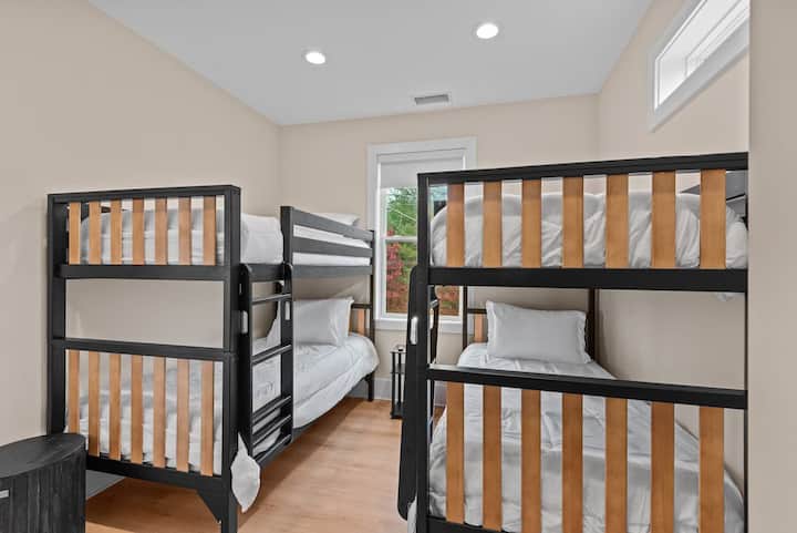 儿童和成人都会喜欢这间欢快的双层床房，配备两张坚固的双层床，床上有干净的床单，空间充足，供您在布恩和布洛因罗克附近的新河徒步旅行、骑自行车或玩轮胎后充电。
