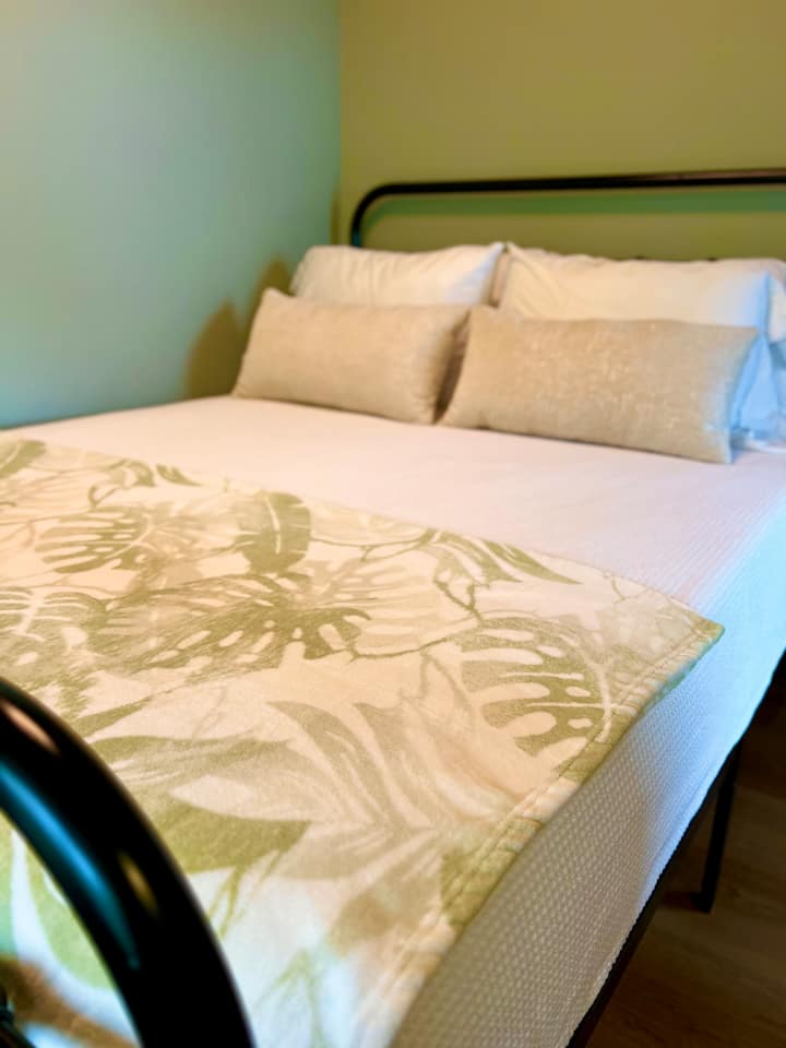 استمتع براحة لا مثيل لها مع مرتبة Sleep Number بحجم كوين، والتي توفر صلابة قابلة للتخصيص. يوفر تكييف الهواء ومروحة السقف بيئة نوم مهدئة ومريحة. 