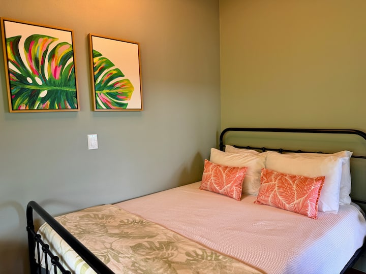 Pata starehe isiyo na kifani ukitumia godoro la Sleep Number la ukubwa wa queen, ambalo hutoa ugumu unaoweza kubadilishwa. Kiyoyozi na feni ya dari hutoa mazingira ya kulala yenye utulivu na starehe.