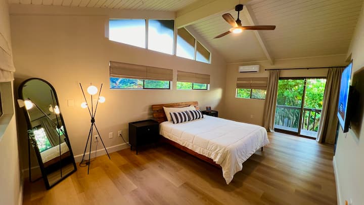 توفر غرفة النوم الرئيسية الواسعة والمكيفة الهواء إطلالات على المحيط، وحمامًا كاملاً مع غسالة ومجفف، وخزانتين منفصلتين، وشرفة خاصة. يتميز بسرير نوم كينج مع ثبات قابل للتعديل. 