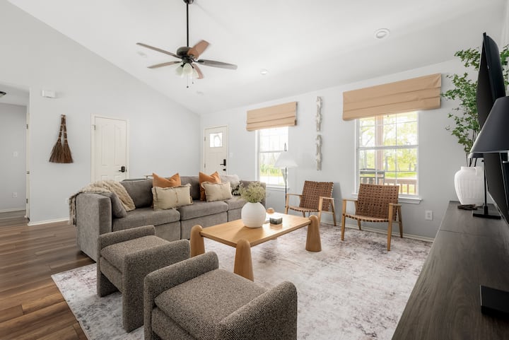Cozy Cottage | Lake Travis W/ Pool And Pickleball - Spicewood, TX
