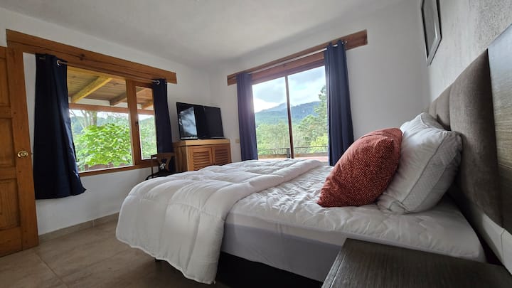 วิวภูเขาที่สวยงาม ที่นอนขนาดควีนไซส์ และสมาร์ททีวีขนาด 40"