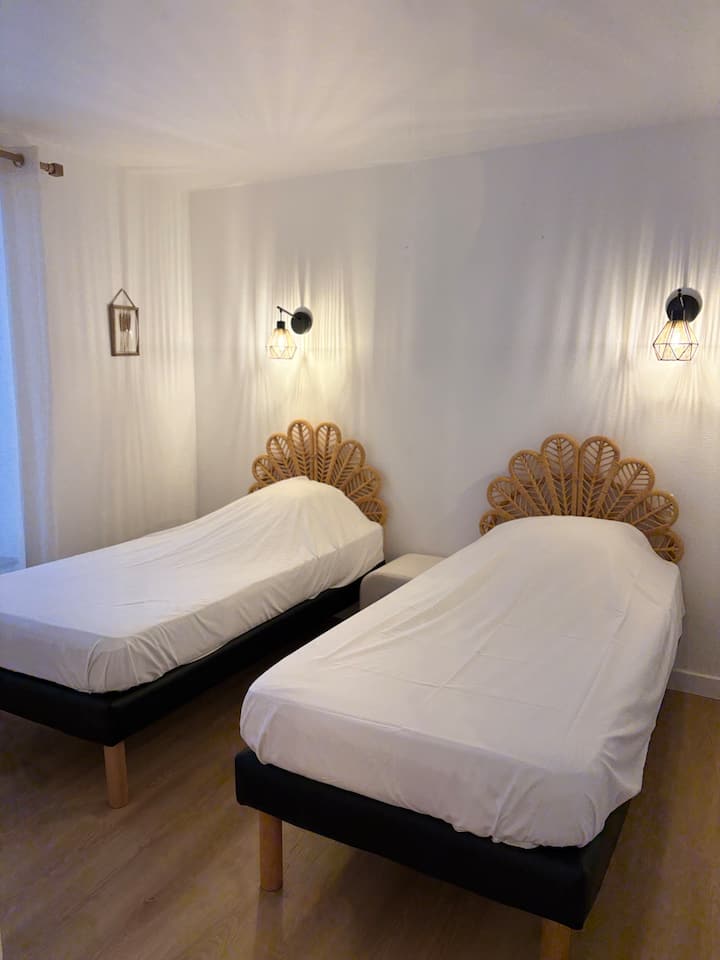 غرفة النوم رقم 2: سريران مفردان 90 × 190 سم، مثاليان للأطفال أو الأصدقاء، ومجهزان أيضًا بفراش جديد