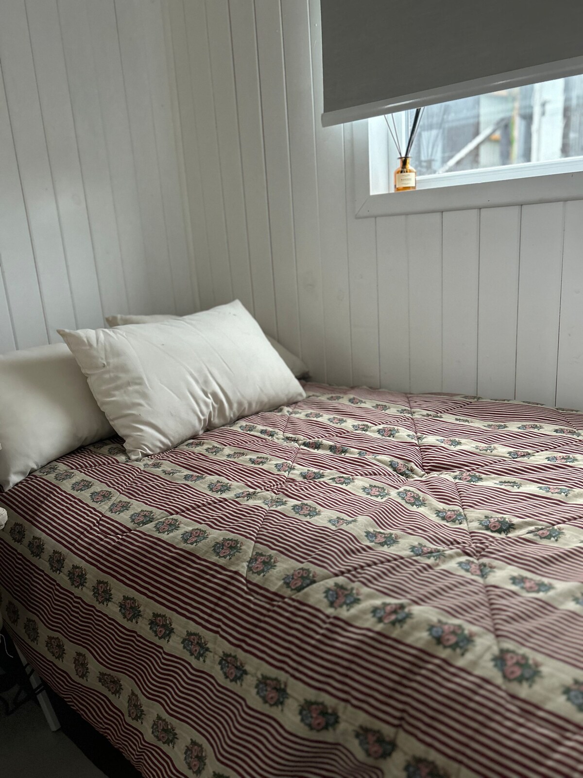 מיטת נסט 1/2 פלאזה.
יש בו שולחן עבודה שניתן להסיר.