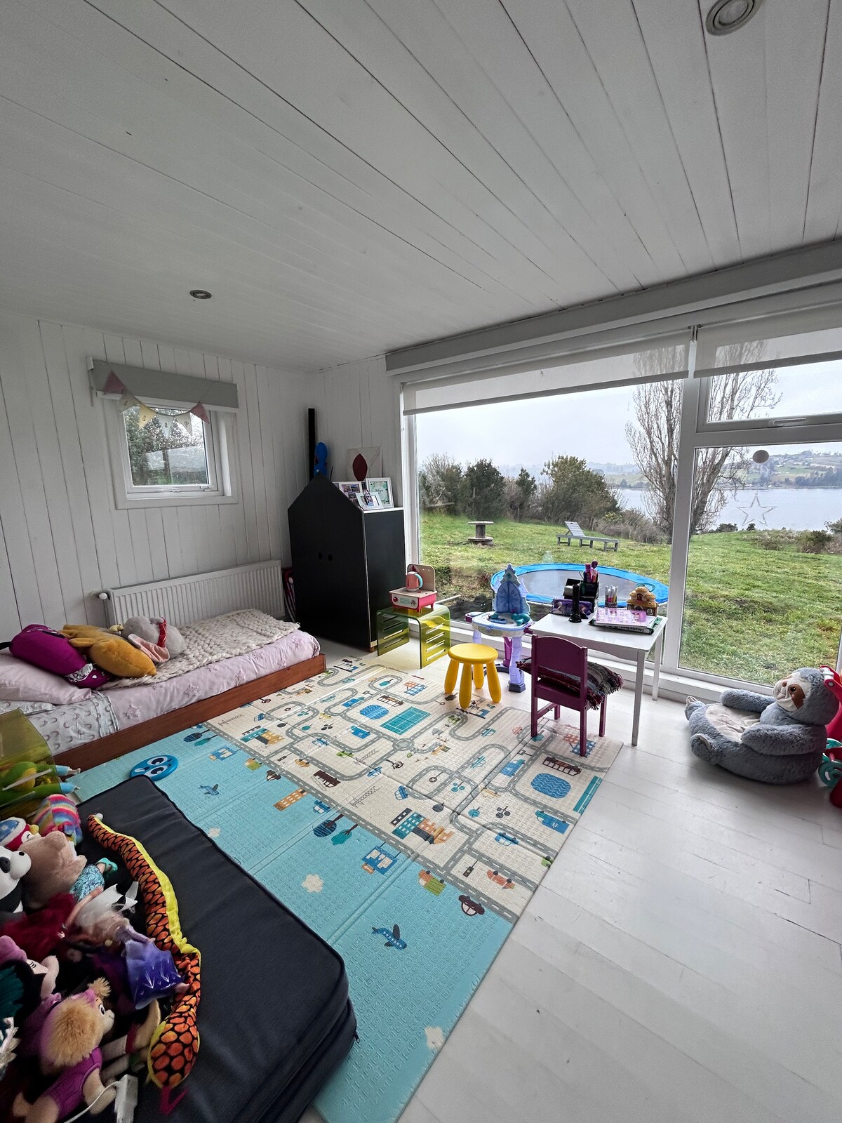 בחדר השינה של הילדים יש מיטת יחיד. 
* ניתן לאחסן משחקים ושטיחים לילדים אם מבוגר שוהה בנכס.