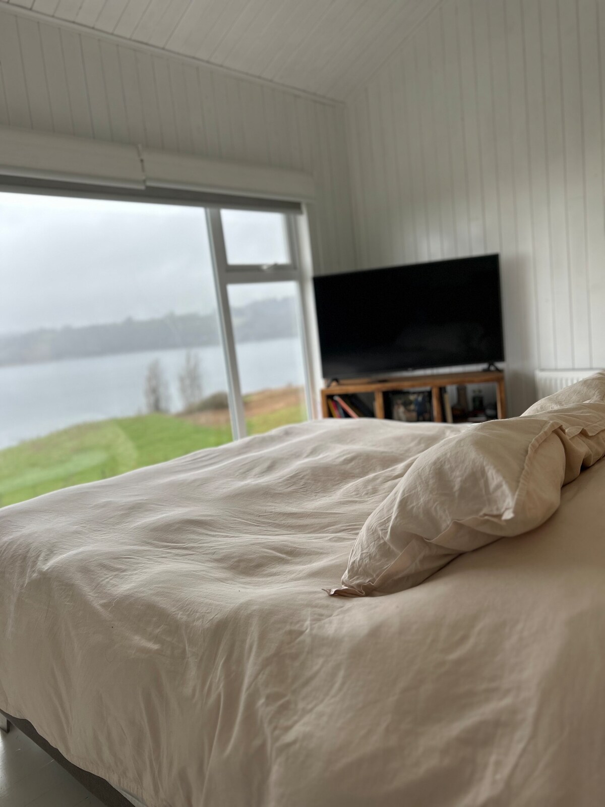 חדר שינה ראשי, מיטת קינג סייז וחדר רחצה 
זה חדר השינה היחיד בקומה השנייה.