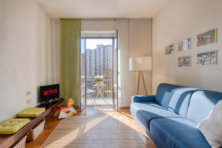 סלון עם נוף, מיזוג אוויר, מרפסת וטלוויזיה חכמה