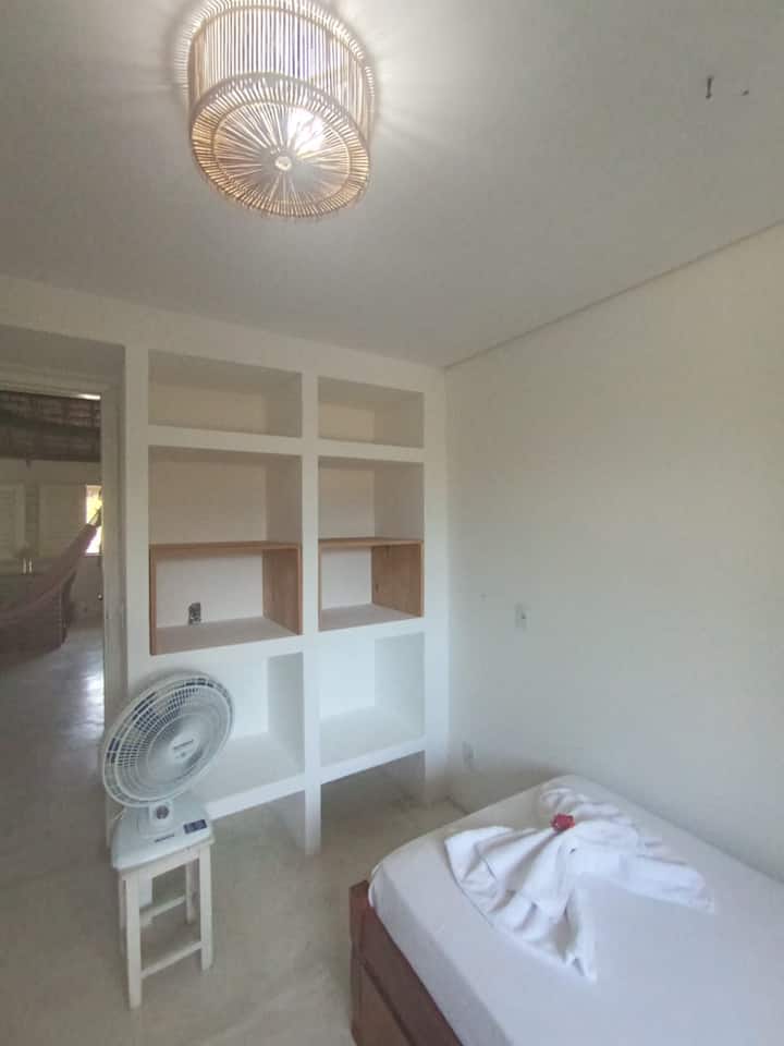 Спалня 2 единично легло (сандък под леглото с допълнително единично легло) и място за съхранение/шкаф 2