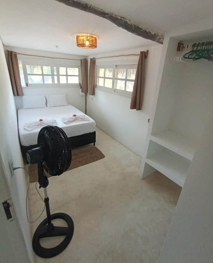 Спалня 1/1 двойно легло и място за съхранение/кабина 2