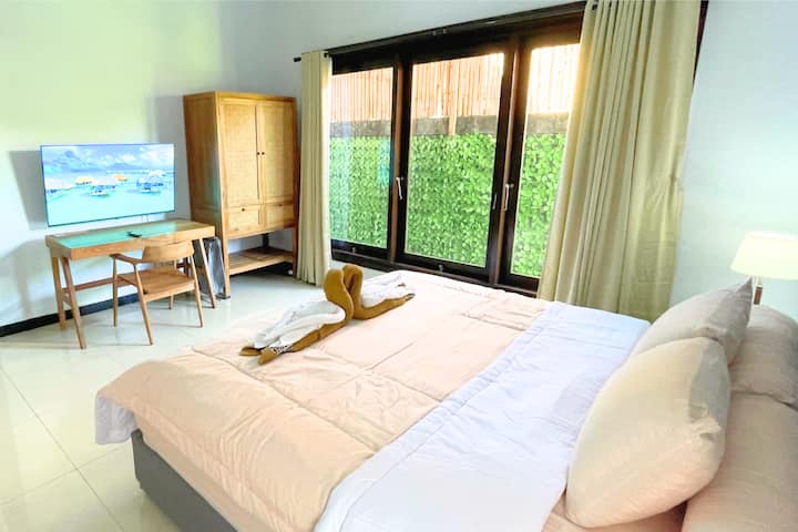 Bedroom Nr. 3 with 50 inch TV and workspace – comfortable for short & longer stays