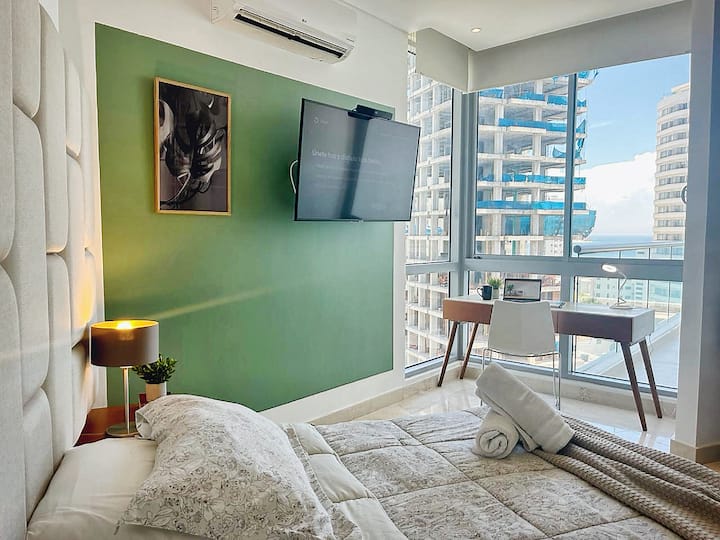 Голяма стая с двойно легло, смарт телевизор и високоскоростен Wi-Fi, идеална за почивка или работа. Гледката към океана и карибският бриз създават спокойна атмосфера, която вдъхновява всяка сутрин със светлината на зората.