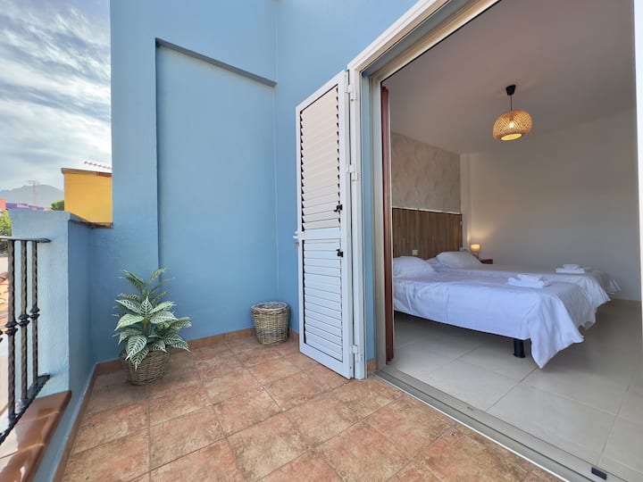 Dormitorio con dos camas individuales y terraza con vistas