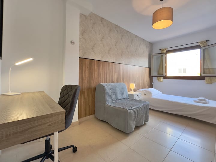 Dormitorio con zona para estudiar o trabajar