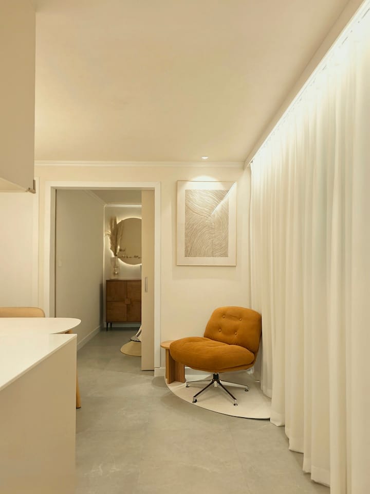 นี่เป็นที่พักแรกที่คุณเห็นเมื่อคุณเปิดประตูหน้า กลิ่นดอกไม้หอมกรุ่นและแสงไฟอุ่นๆส่องสว่าง กรอบรูปและโซฟาที่แขวนอยู่ด้านหน้าได้รับการตกแต่งเหมือนพื้นที่ในแกลเลอรี่เพื่อให้คุณผ่อนคลายได้อย่างสะดวกสบาย เชื่อมต่อเครื่องเสียงบลูทูธที่นี่เพื่อฟังเพลง ~