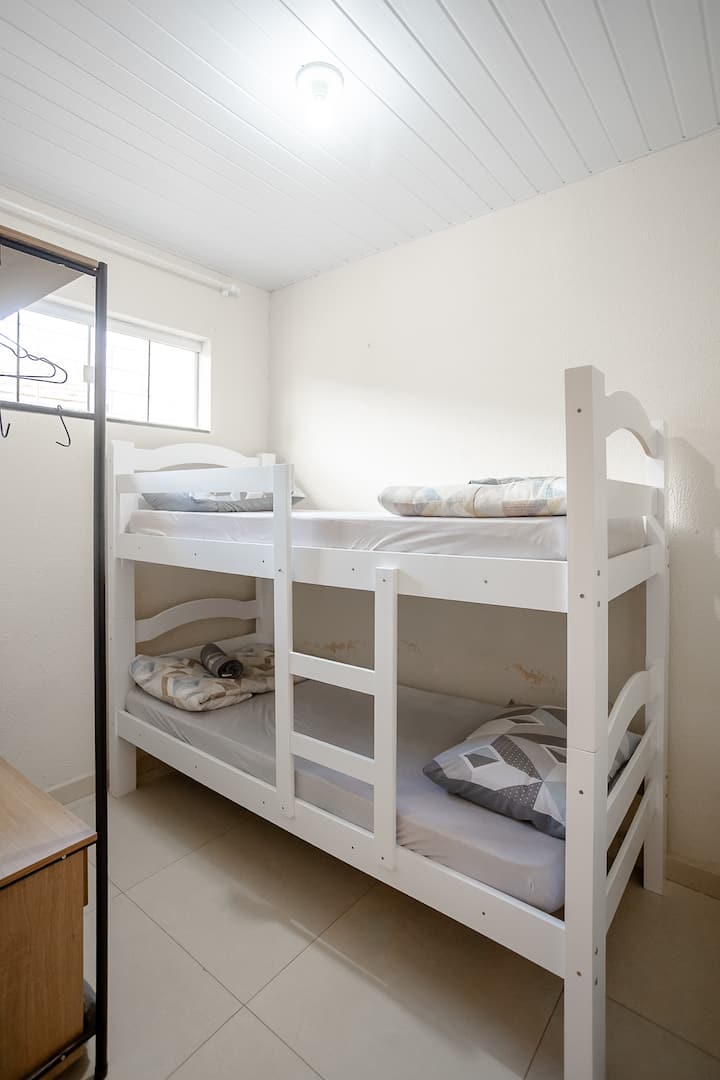 Quarto 3 (anexo coberto): beliche arrumado e espaço prático para dormir bem.