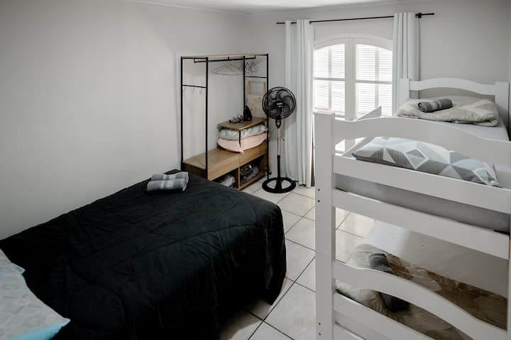 Quarto familiar: cama de casal + beliche (até 4 pessoas)