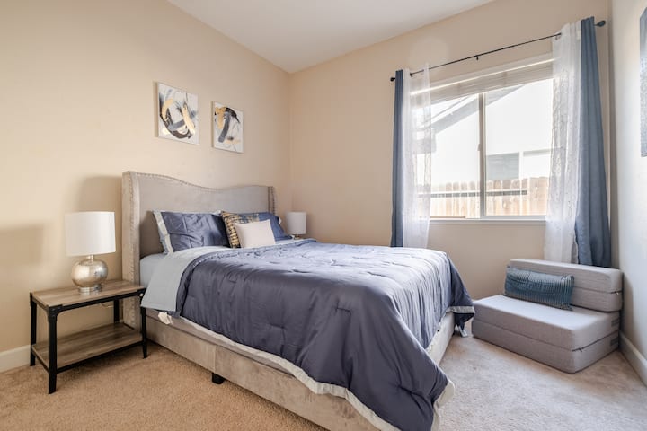 დიდი საძინებელი მშვიდი, ჰაეროვანი ატმოსფეროთი.