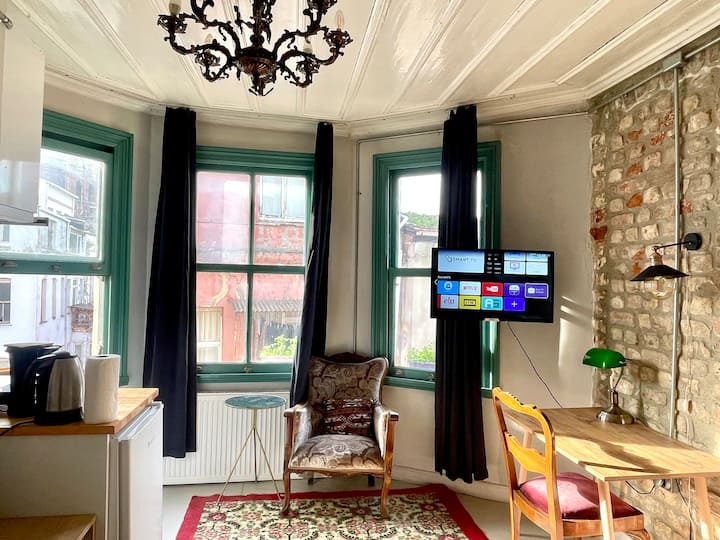 Charming Studio Apartment& Sea View Terrace - İstanbul