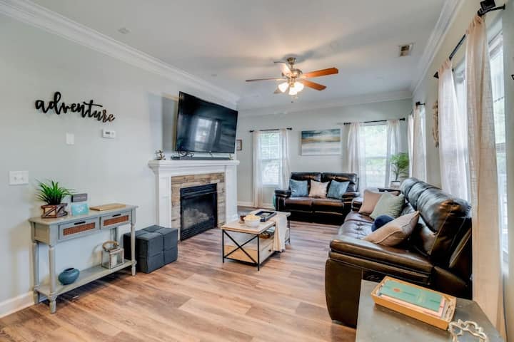 The Anchor 4br Beach House W Balcony & King Bed - Norfolk, VA