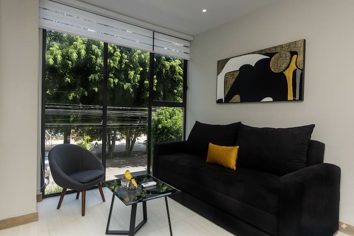 Sala amplia con sofá cama king, aire acondicionado y Smart TV, pensada para convivir cómodamente. Cuenta con luz natural y un ambiente cómodo para relajarte o compartir.