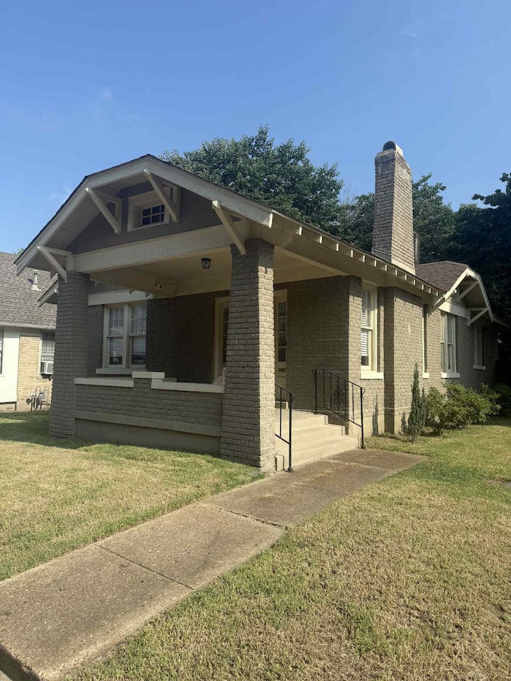 Central Gardens Bungalow: Long Term Stays Welcome! - Memphis, TN