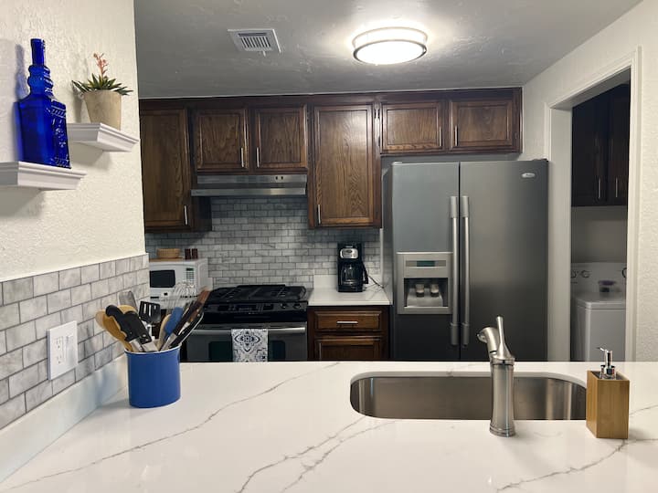 Where Buffalo Roam. Sleeps 6. Wi-fi. Fenced Yard. - Yukon, OK
