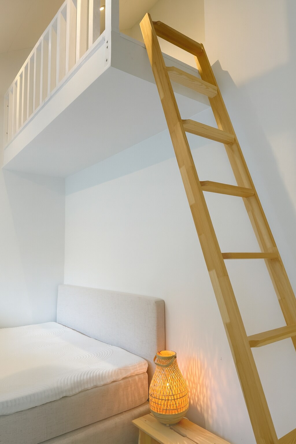 חדר שינה עם מיטת קווין סייז 160x200 ס"מ. + חדר עם מזרן 90x200