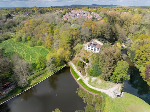 Luxury 5 Bed Lake House that Sleeps 10