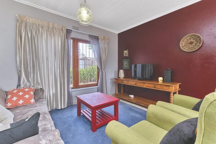 Cozy Two Bedroom Escape With Back Up Water - Krugersdorp
