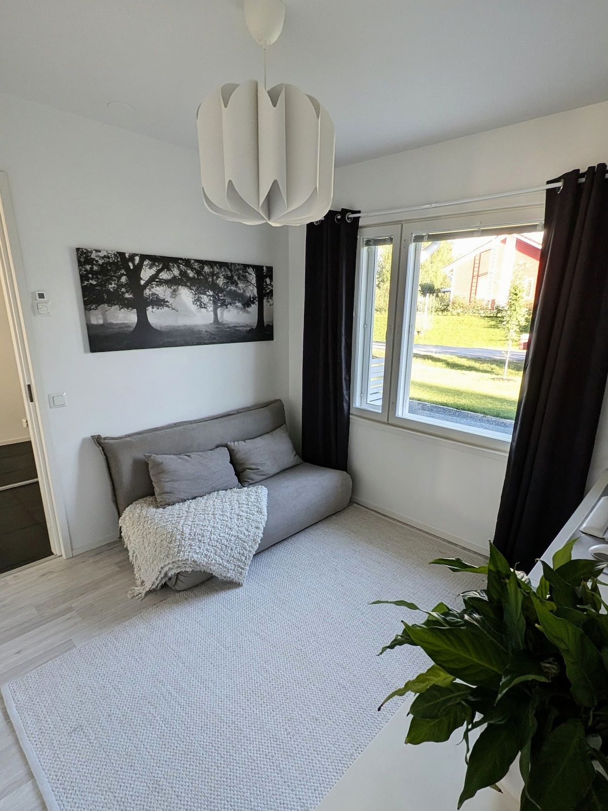 Გასაშლელი დივანი შეიძლება გაშლილი იყოს 140 სმ-იან საწოლამდე, რომელშიც განთავსებულია 2 ზრდასრული ან 2 ბავშვი