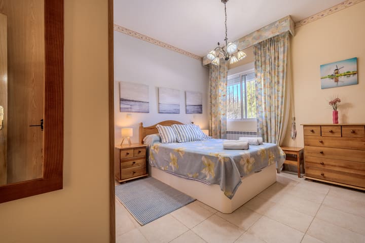 Dormitorio 2 con cama de matrimonio, armario y cómoda: amplio y acogedor.