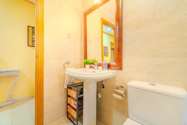 Baño completo 2 con lavabo de pie, espejo y buena luz: práctico y cuidado.
