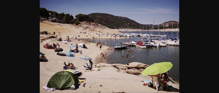 Playa y puerto deportivo de la zona: planes junto al agua a poca distancia de la casa.