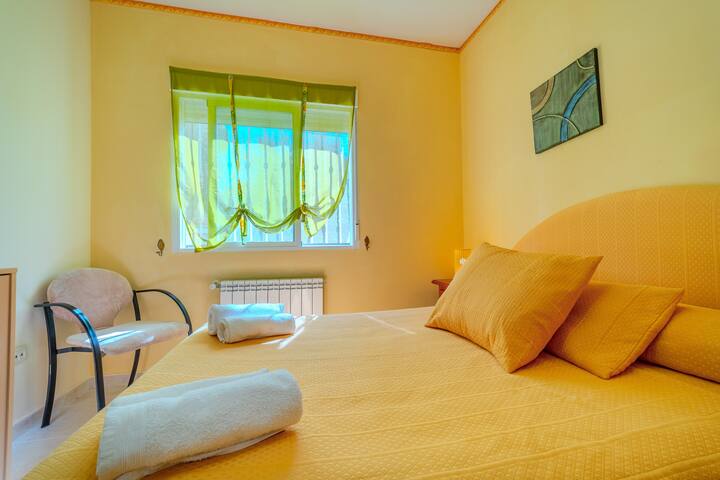 Dormitorio 3 con cama de matrimonio y detalles en tonos cálidos: tranquilo y luminoso.
