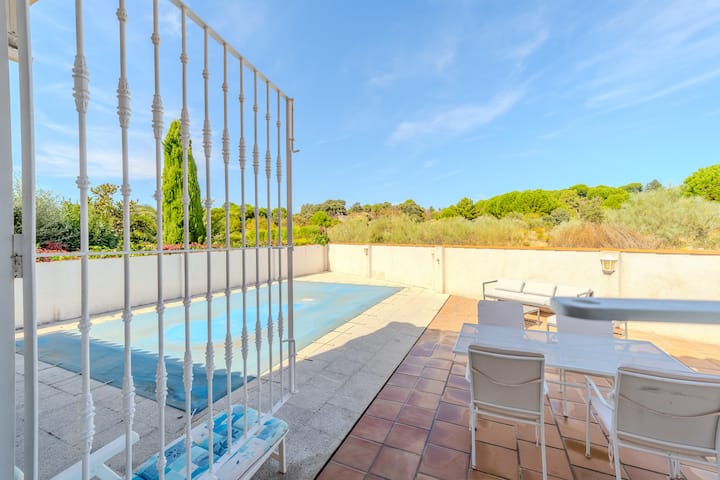 Piscina privada con solárium y vistas al campo: el mejor plan para los días de sol.