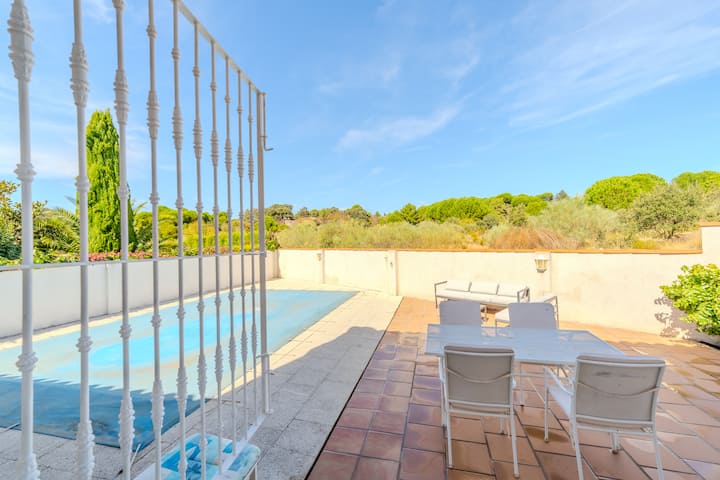 Piscina y terraza con mesa, rodeadas de naturaleza: tranquilidad total a 30 minutos de Madrid.