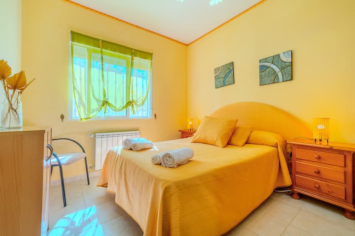 Dormitorio 3 con cama de matrimonio y ventana: cálido y acogedor.