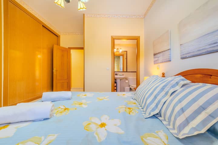 Dormitorio 2 con cama de matrimonio y acceso al baño: luminoso y confortable.