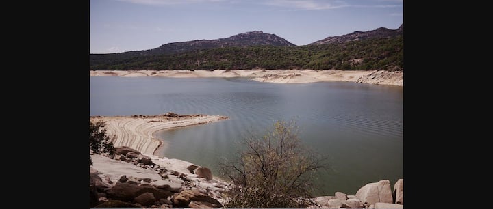 Embalse y sierra cercanos a la villa: naturaleza y paisaje a un paso de Madrid.