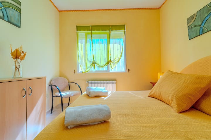 Dormitorio 3 con cama, armario y buena luz: cómodo para el descanso.