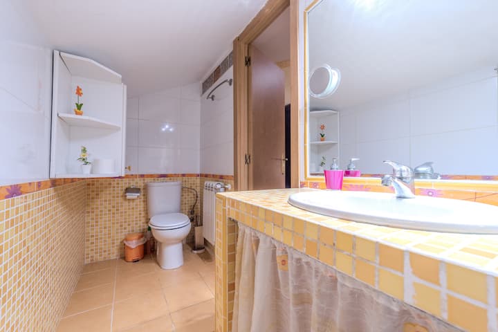 Baño completo 3 con lavabo, inodoro y ventana: amplio, limpio y luminoso.