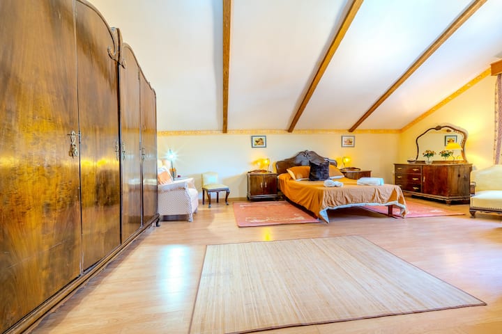 Dormitorio 1 con gran armario, cama de matrimonio y alfombra: acogedor y con encanto.