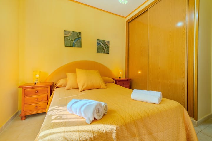 Dormitorio 3 con cama de matrimonio, armario empotrado y mesillas: espacioso y luminoso.