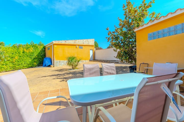 Terraza con mesa junto a la casa: perfecta para comer o tomar algo fuera.