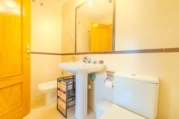 Baño completo 1 con lavabo de pie, espejo e inodoro: limpio y bien cuidado.