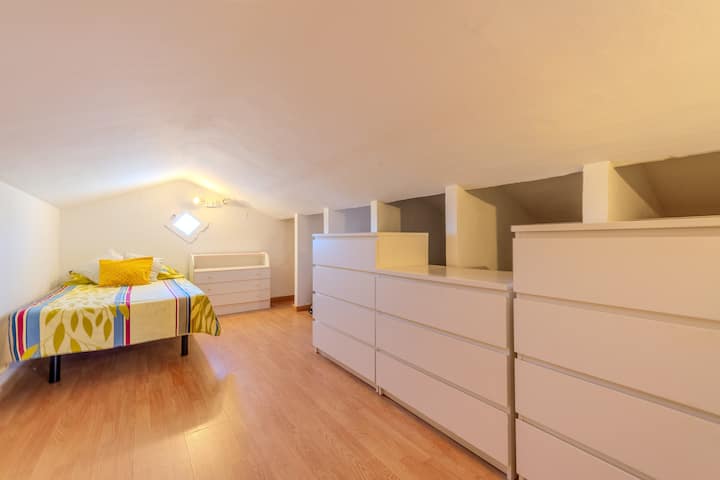 Dormitorio 5 con cama individual y cómoda: sencillo, cálido y confortable.